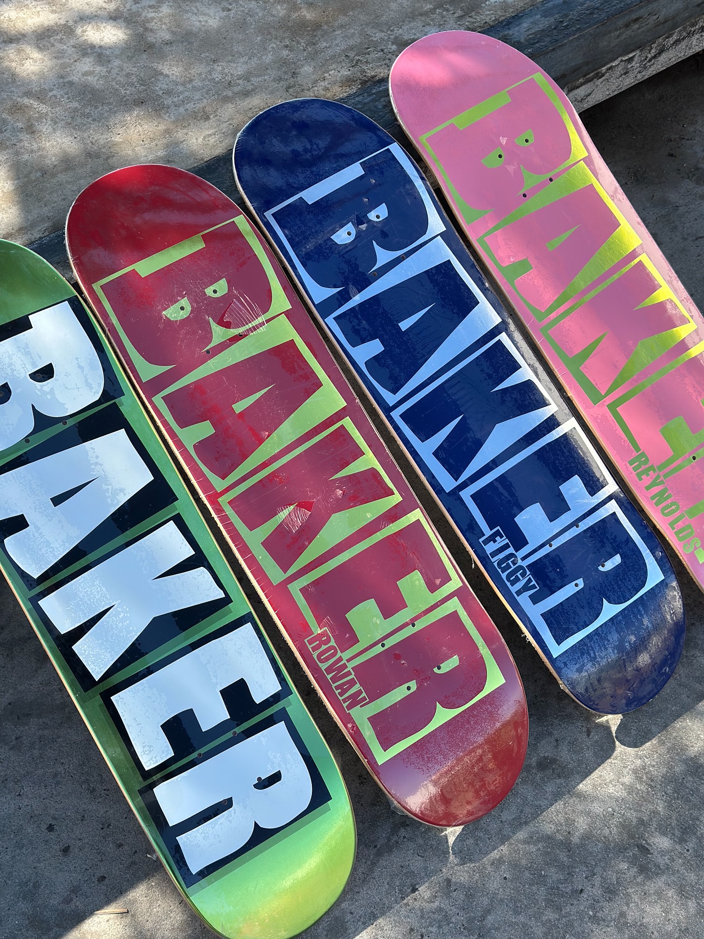 Cuatro tablas Baker coloridas apoyadas sobre hormigón