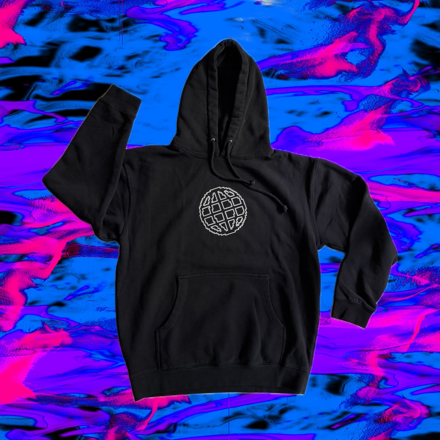 Buzo negro con capucha Planeta y emblema de planeta sobre fondo azul y magenta