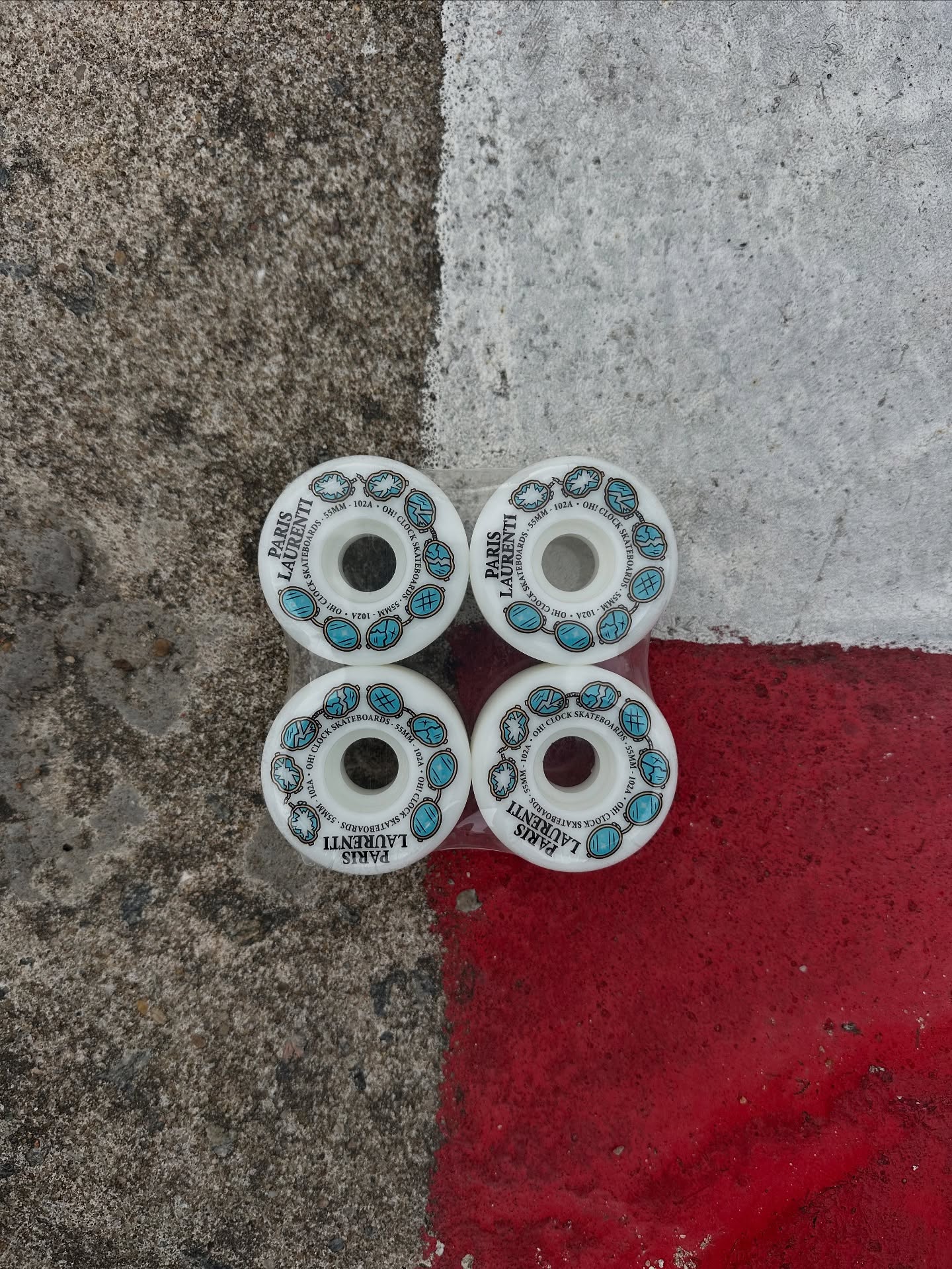 Ruedas de skate blancas Oh Clock sobre hormigón