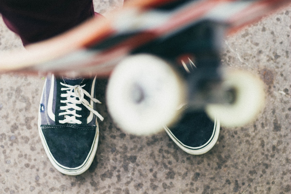 Zapatillas negras de skate en acción