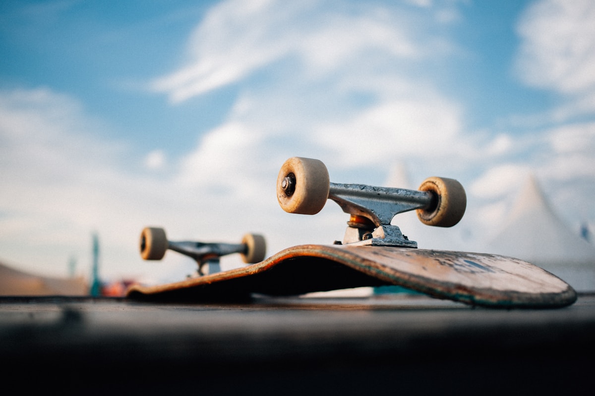 Persona andando sobre un skate completo