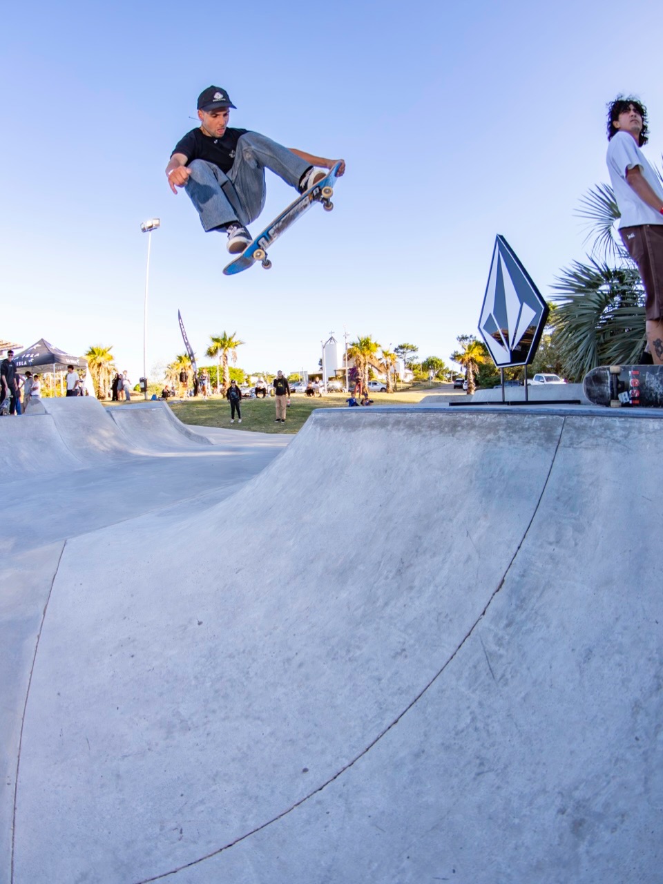Sesión de skate en un bowl